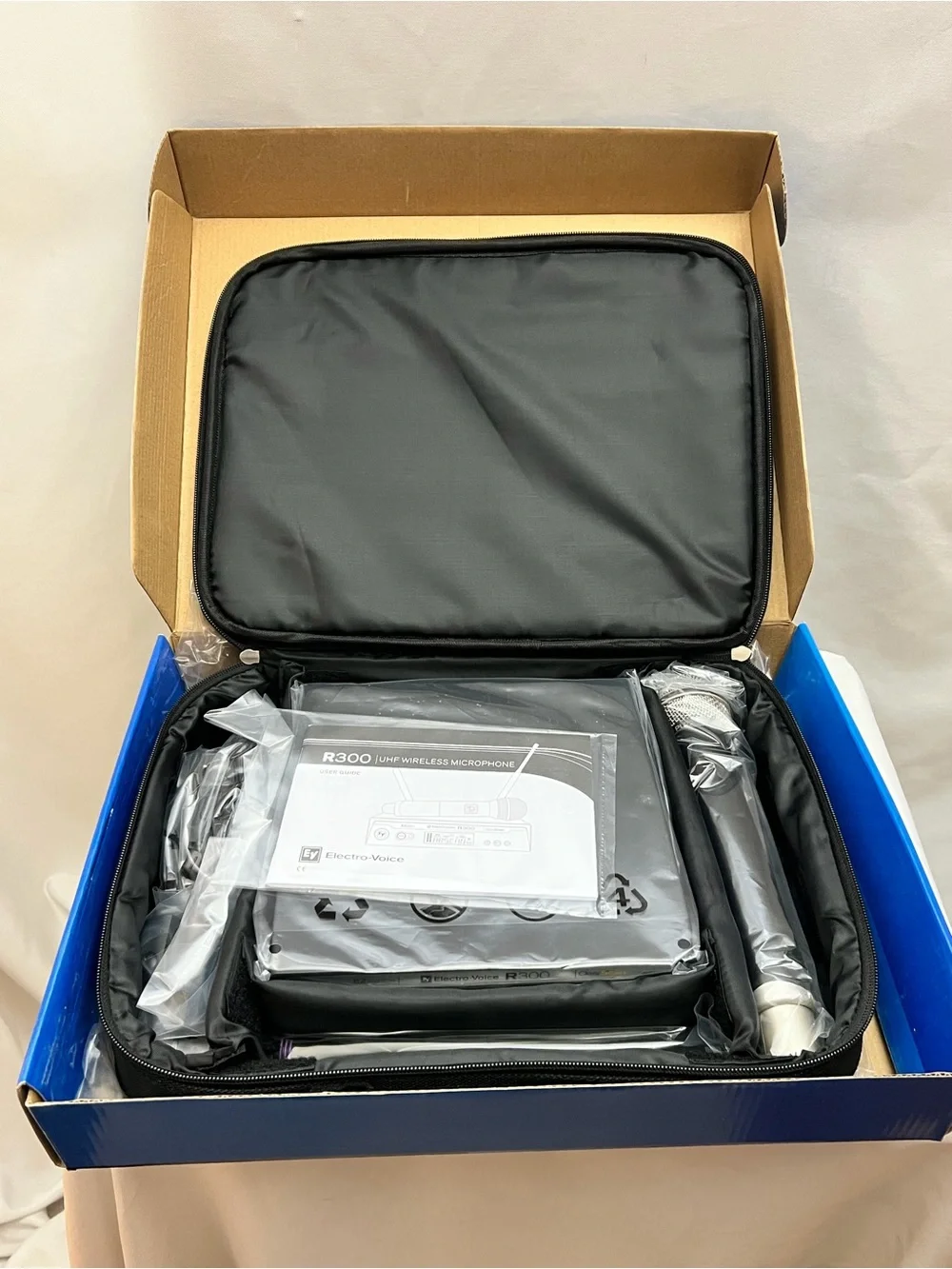Electro-Voice R300 Wireless Microphone System Handheld Mic Receiver New Box